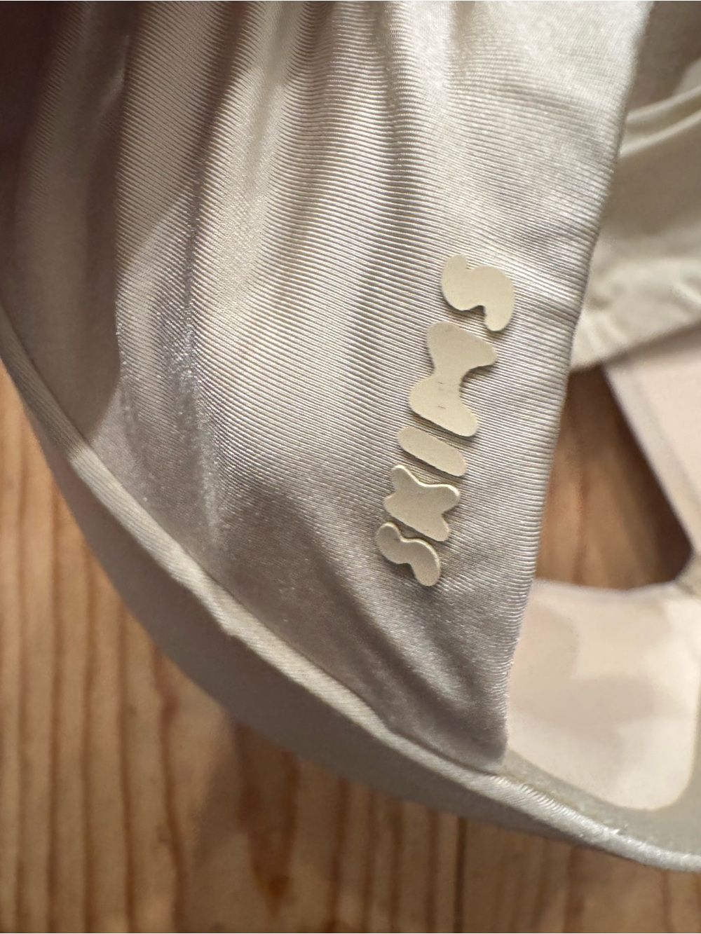 SKIMS Smooth Light Cream Seamless T-Shirt Bra - Picture 3 of 5